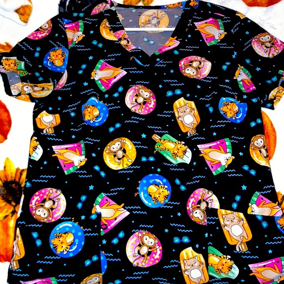 Size M scrub top with pockets 🐯🐵🦊 - Picture 1 of 1